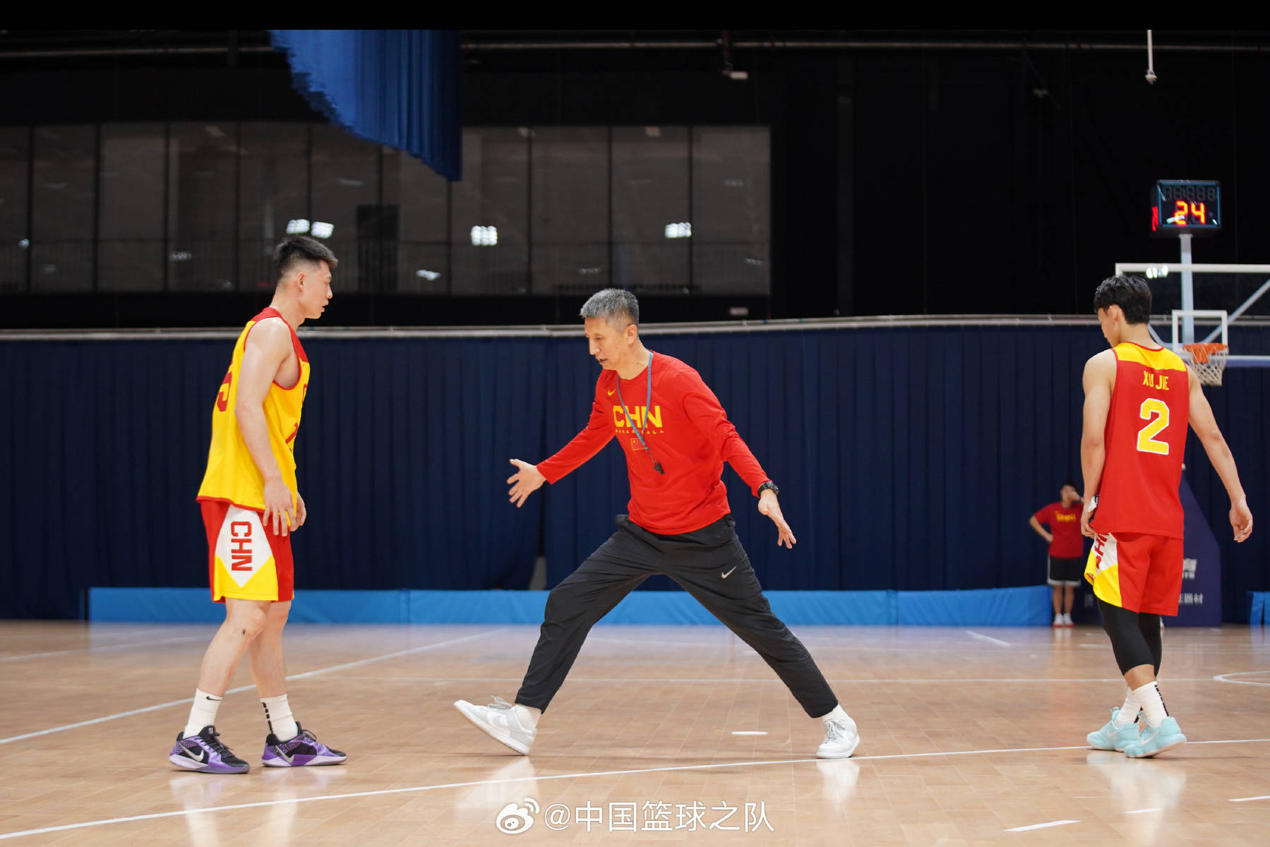 球员们在国际篮球赛场上挑战极限 球员们在国际篮球赛场上挑战极限