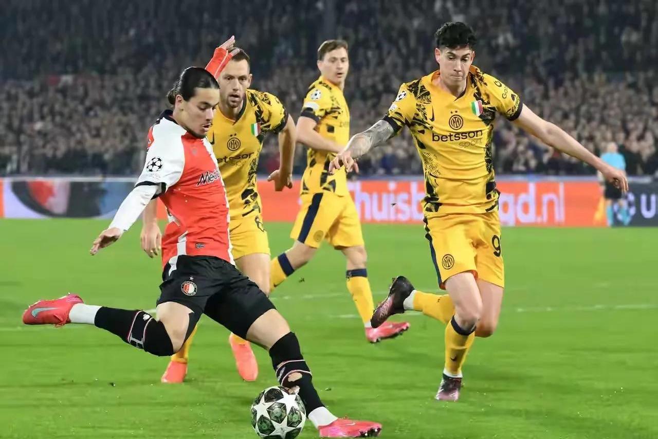 意大利国家队教练研究对手战术,备战重要比赛 意大利国家队教练研究对手战术,备战重要比赛