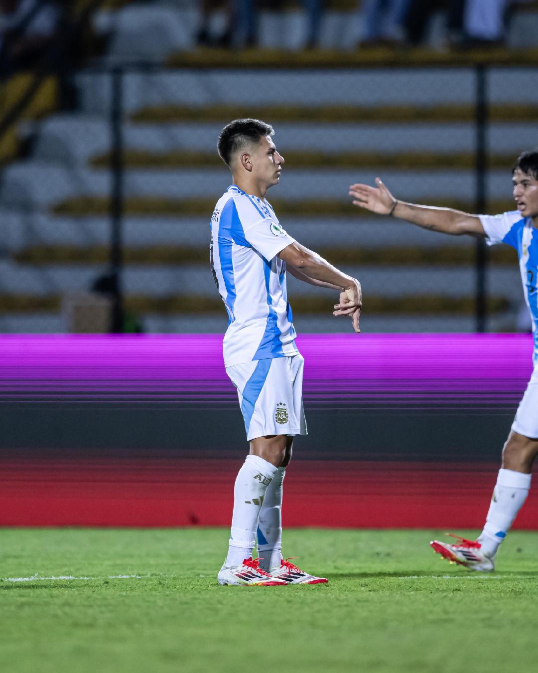 阿根廷球队击败强敌晋级下一轮 阿根廷球队击败强敌晋级下一轮