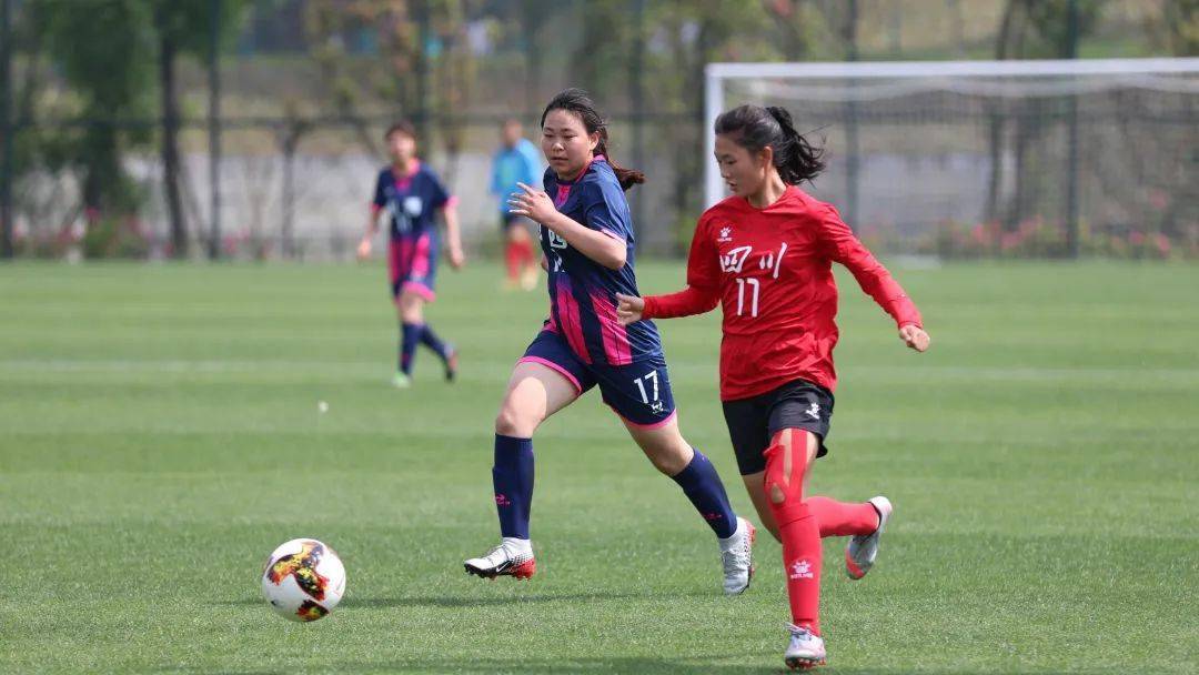 开云官网-女子足球运动员在比赛中展现实力
