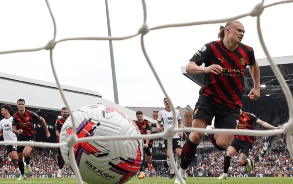 曼联逆转获胜，赛季首次登顶英超积分榜的简单介绍