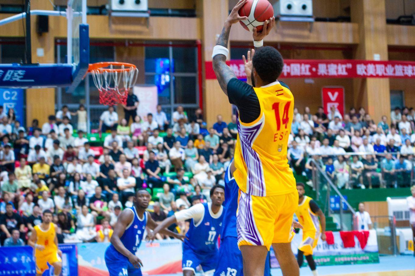 大牌球星集体亮相,激烈对抗呈现精彩的简单介绍 大牌球星集体亮相,激烈对抗呈现精彩的简单介绍