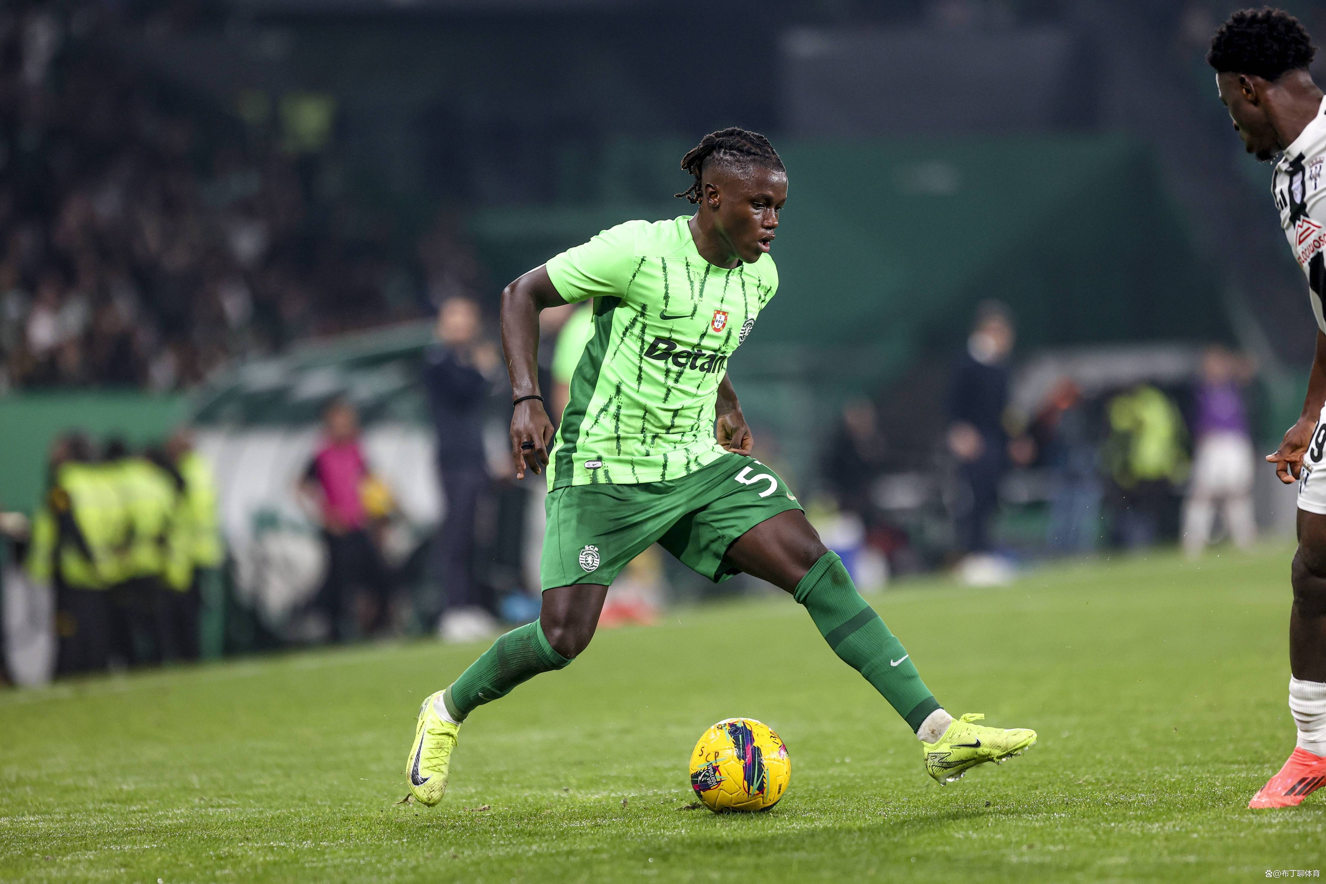 开云体育APP下载-欧洲豪门球员在比赛中展现技术娴熟