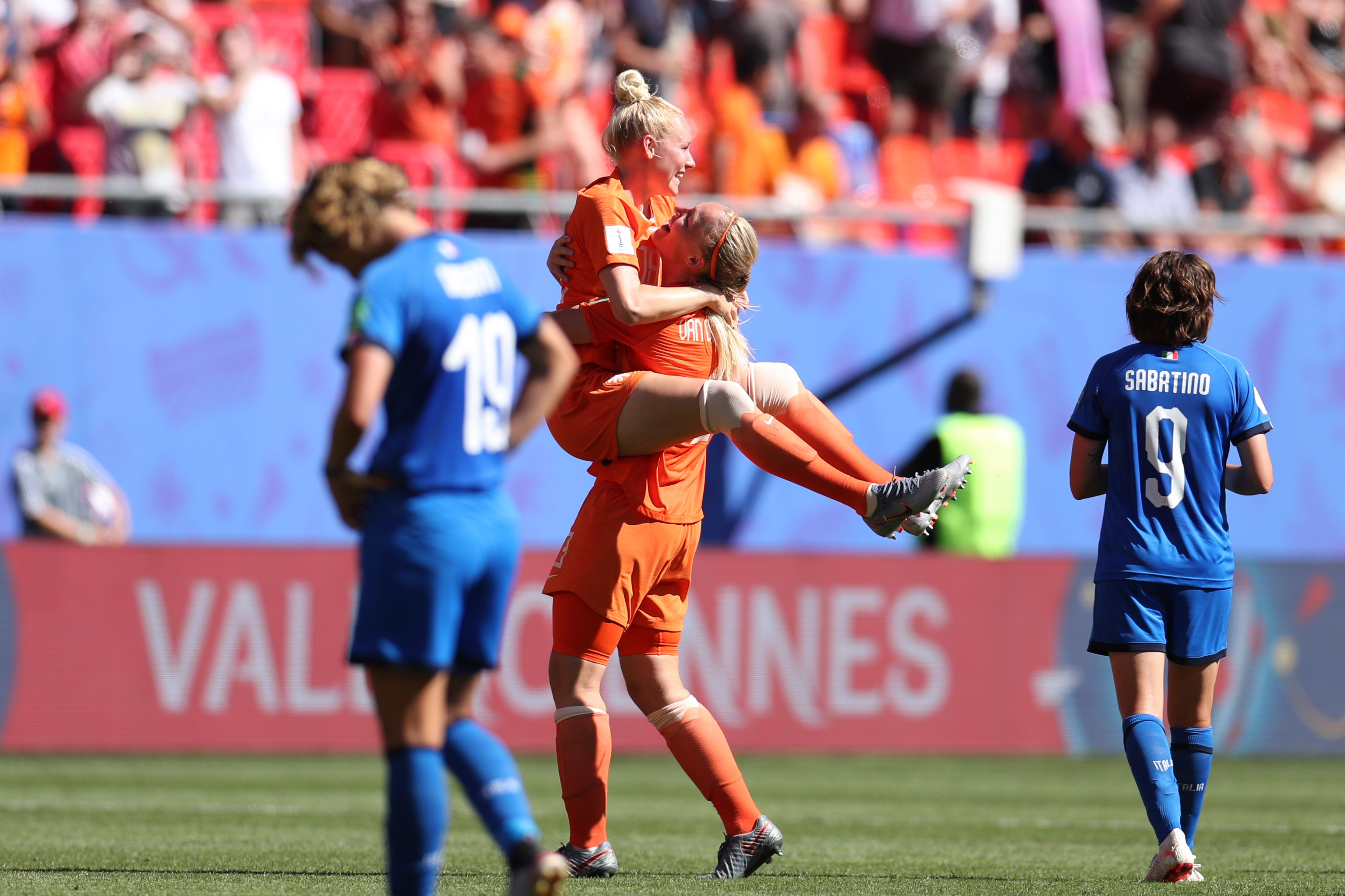 瓦朗谢纳客场表现出色,取得胜利领先 瓦朗谢纳客场表现出色,取得胜利领先