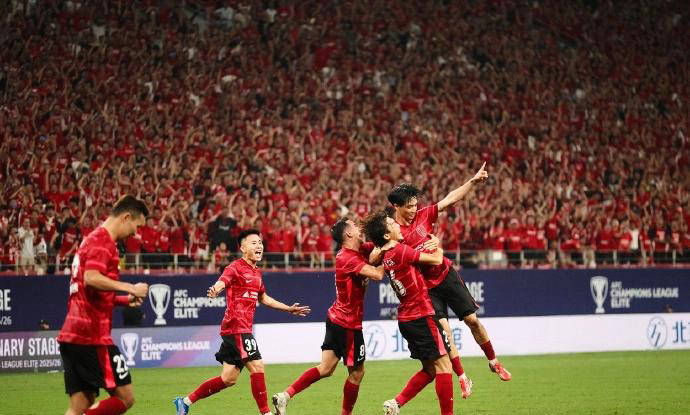 双方球队在赛场上展现出色表现,引发热议 双方球队在赛场上展现出色表现,引发热议