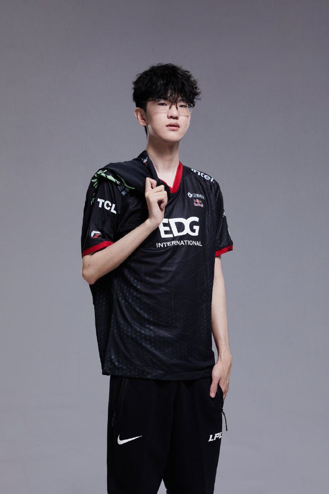 开云体育app-FNC翻盘EDG，Hanssama拿下关键大龙全球总决赛2:1（上海）