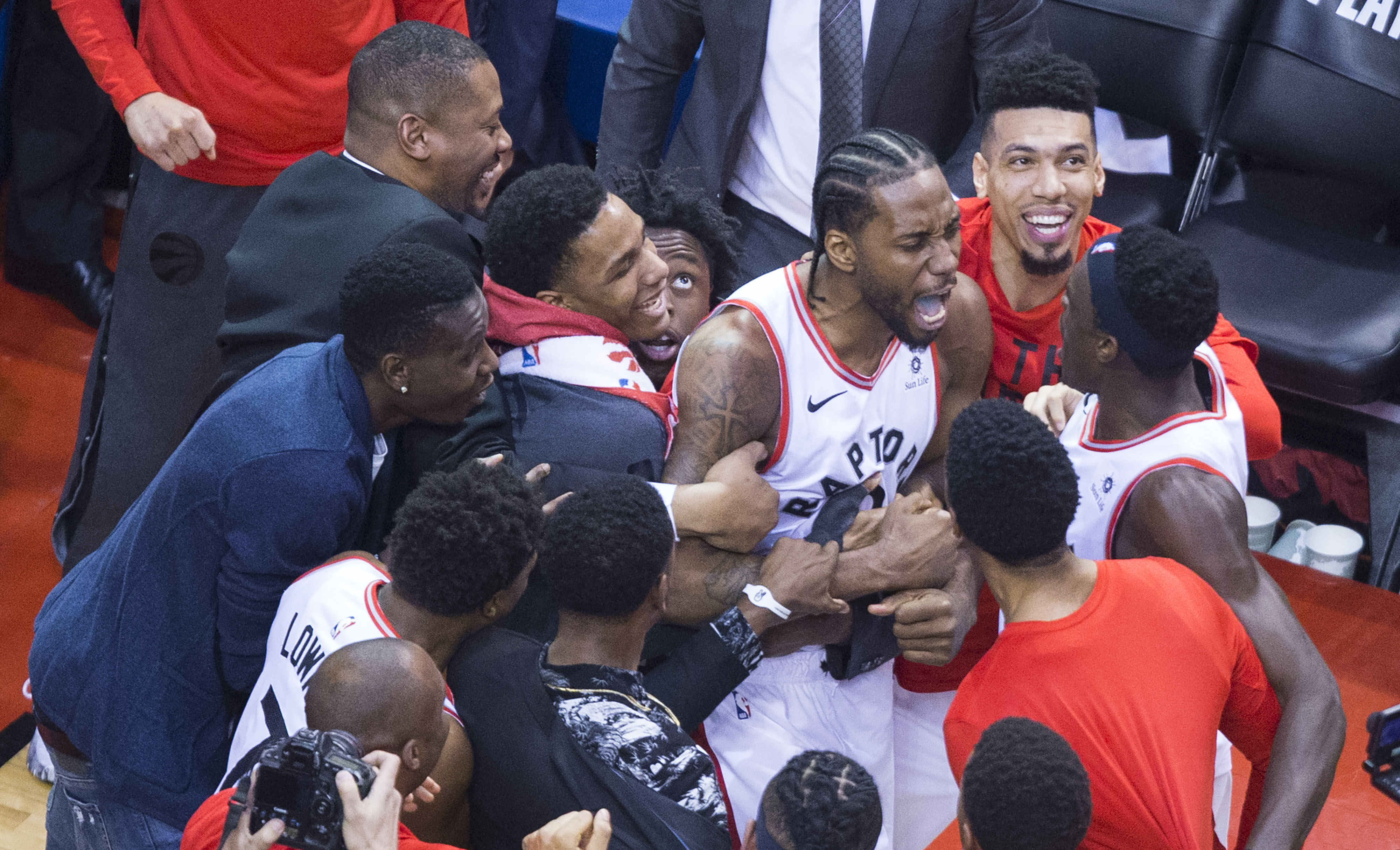 猛龙击败雄鹿,伦纳德强势狂砍 猛龙击败雄鹿,伦纳德强势狂砍